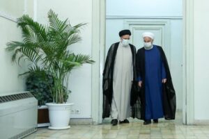 حسن روحانی رئیس جمهور پیشین در کنار سید ابراهیم رئیسی رئیس جمهور منتخب