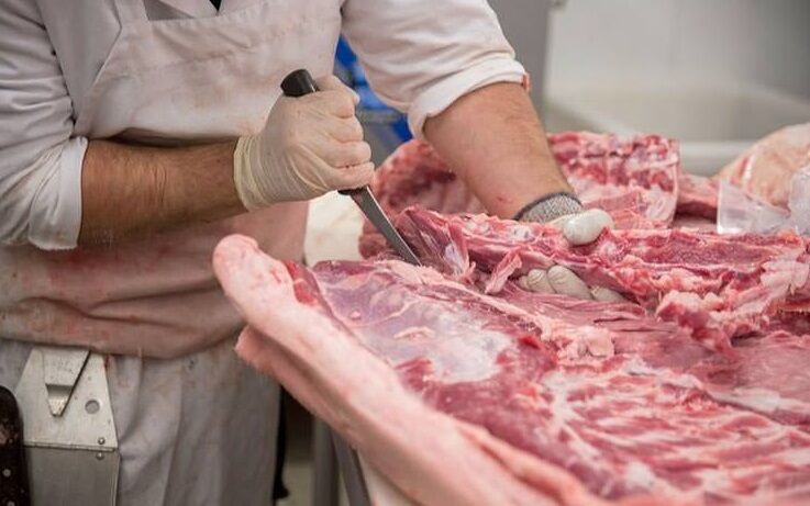 توزیع ۴ تن گوشت گرم تنظیم بازاری در شهرستان ری