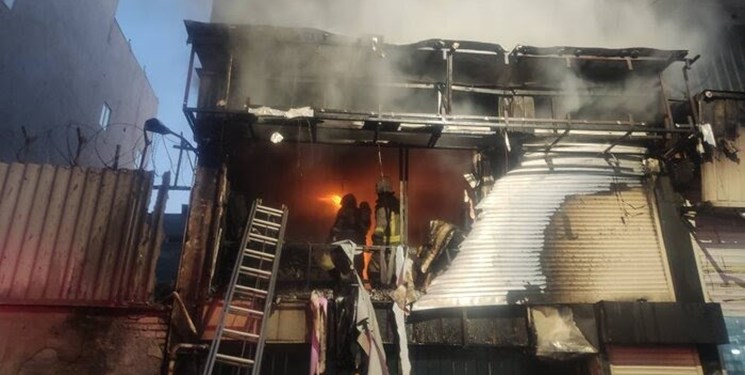 آتش سوزی ساختمانی تجاری در بازار تهران/ حادثه تلفات جانی نداشت