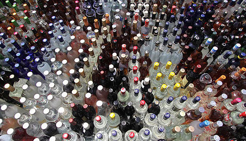 کارگاه تولید مشروب دست ساز در رودهن شناسایی شد/کشف۲۲۰۰ لیتر الکل