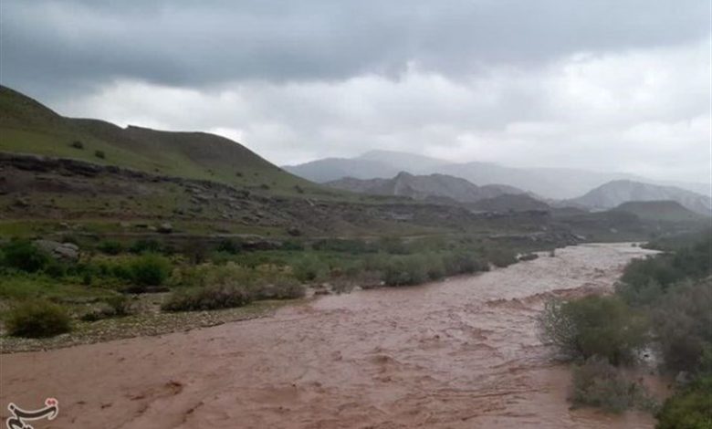 سیلاب در حال حرکت به سمت شهر فیروزکوه/ شهروندان در کنار مسیل‌ها و رودخانه‌ها توقف نکنند