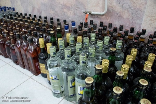 کشف ۸۰ بطری مشروبات الکلی دست ساز در آبعلی / دو نفر دستگیر شدند