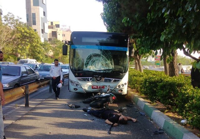 تصادف مرگبار موتورسیکلت و اتوبوس بی‌آرتی در بزرگراه شهید چمران
