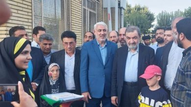 بازدید محسن رضایی از غرفه‌های ‌محرومیت‌زدایی در بهارستان