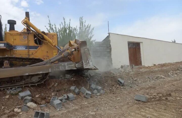 ۳۷ مورد ساخت و ساز غیرمجاز در فرون آباد پاکدشت تخریب شد