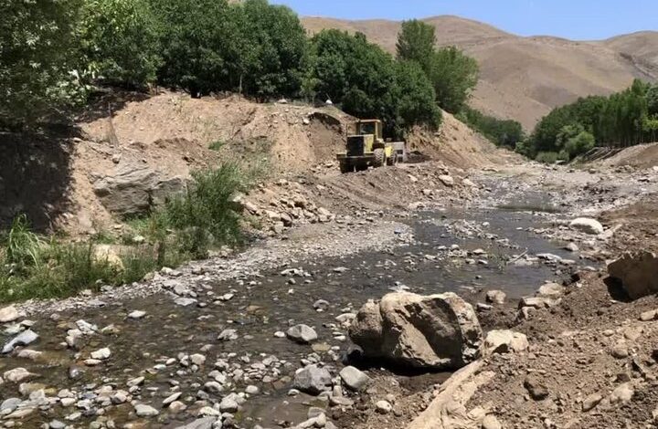 جاده کشیدن عده ای سودجو در بستر رودخانه «تاررود» دماوند