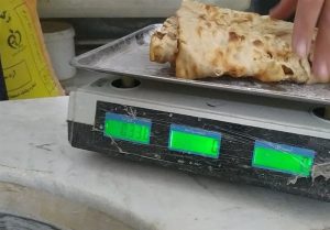 فروش نان با مگس روی خمیر و سقف در حال ریزش