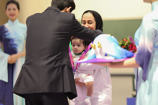 مدال نقره پارا آسیایی بر گردن نوزاد سه ماهه