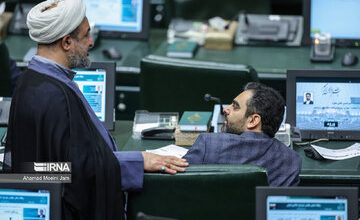 ردیابی «نوچه‌های سیاسی» و «هوچی گرها» در روزهای پررفت و آمد پارلمان؛ از شبنامه به دست ها تا دوگانه‌سوزها